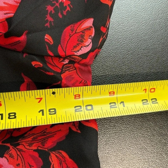Carmen Marc Valvo Women’s Blouse Medium Floral Red Black Lace Keyhole‎ Romantic - Picture 11 of 16